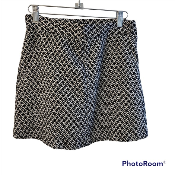 Forever 21 Dresses & Skirts - Forever 21 Mini Skirt Black &  White Tweed size medium